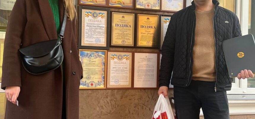 «Поруч» разом із волонтерами Швеції продовжують творити добрі справи для українців. «Поруч» разом із волонтерами Швеції продовжують творити добрі справи для українців.